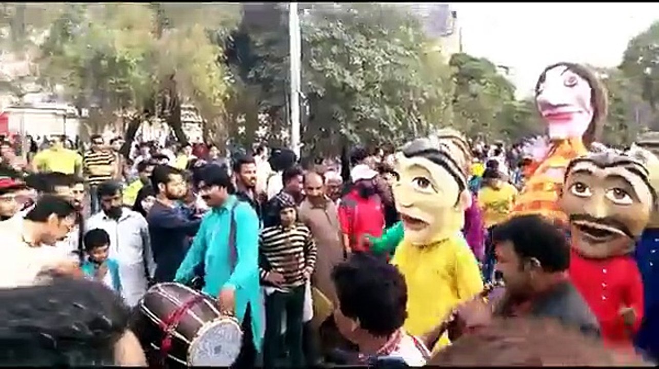 Amazing Dance on Roads of Lahore -