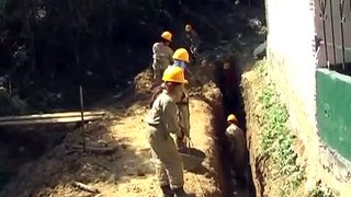 Mujeres trabajan como obreras en construcción de Los Patios