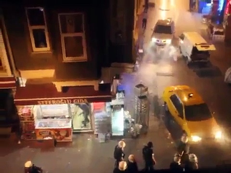 On July 21 2013 01 00 night in the street, police brutality, women and children !