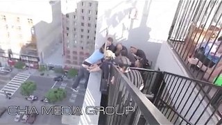 מדהים: שוטרים מצילים מתאבד מקומה 13 - ברגע האחרון
