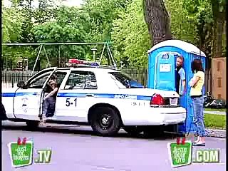 ٭٭٭ ھاھاھا بیچاروں کو پولیس والے کی گاڑی کو چھیڑنا مہنگا پڑگیا، ،، !!! ٭٭٭ مزید