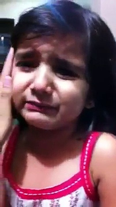 اس چھوٹی بچی نے چیونگم کھا لی ھے اب اس کا شغل دیکھو  ھاھاھا   کاکا شرارتی