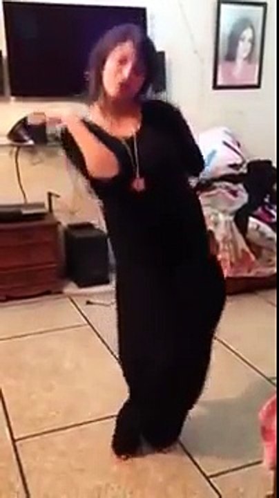 Chittiyan Kalaiyan Ve song Pakistani girl Dance .