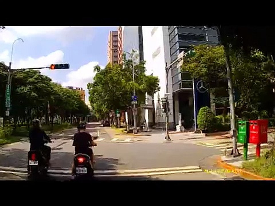 30sec  台北市敦化南路 最美的行車綠色空間