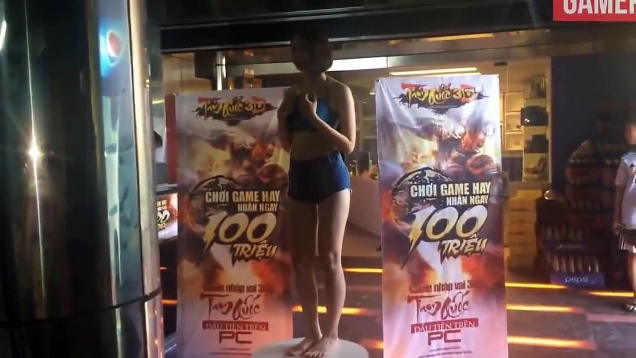Màn chơi game lột đồ của hot girl tại quán net