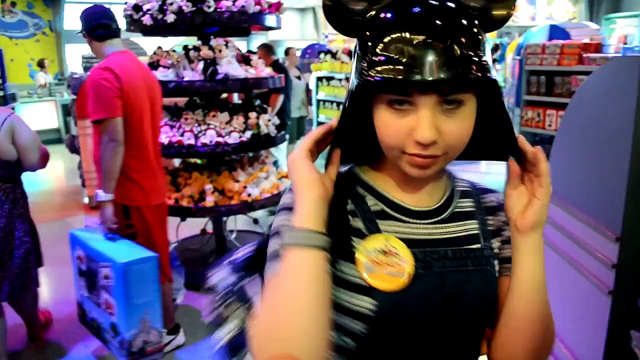 Disney World Vlog FIRST 3 DAYS! Gaston, Aladdin, Jasmine, Tinkerbell