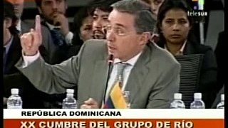 Uribe le habla a Correa 3