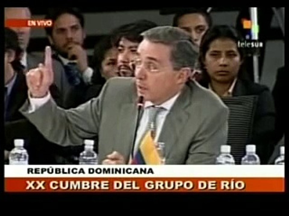 Uribe le habla a Correa 3