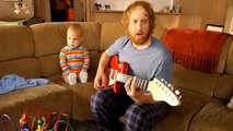 2 yaşındaki çocuk elektro gitar çalıyor