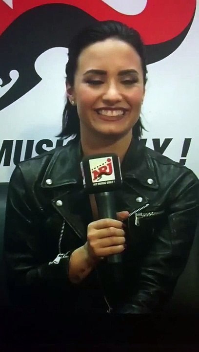 Demi Lovato 'I like mugs' Interview - "What's your favorite dish?" - Demi Lovato Funny Moment