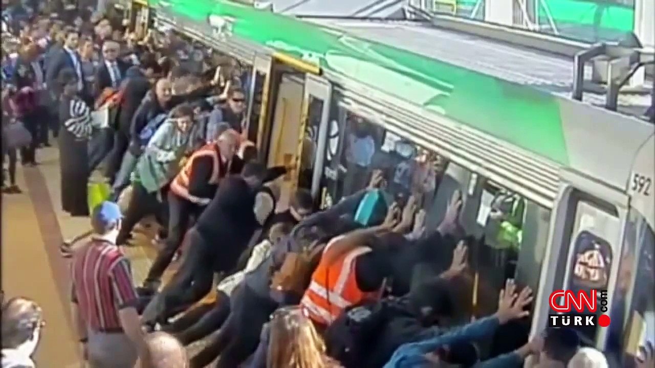 Onlarca kişi treni iterek platformda sıkışan adamı çıkardı...