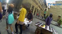 Viaggio tra i commercianti abusivi di Firenze: fughe dai vigili e persone travolte