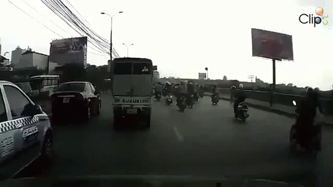 Giật dây chuyền trên đường phố