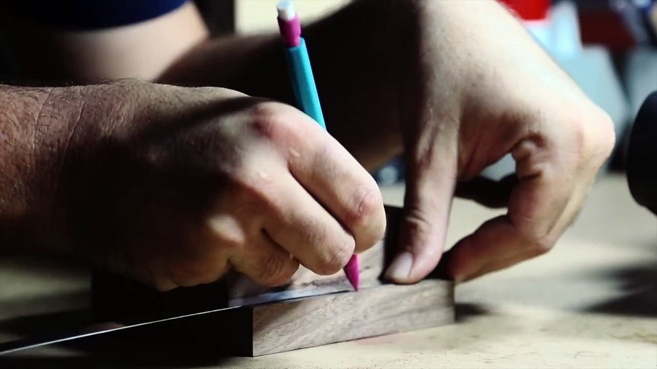 ⇒ DIY Wooden iPhone Charging Dock