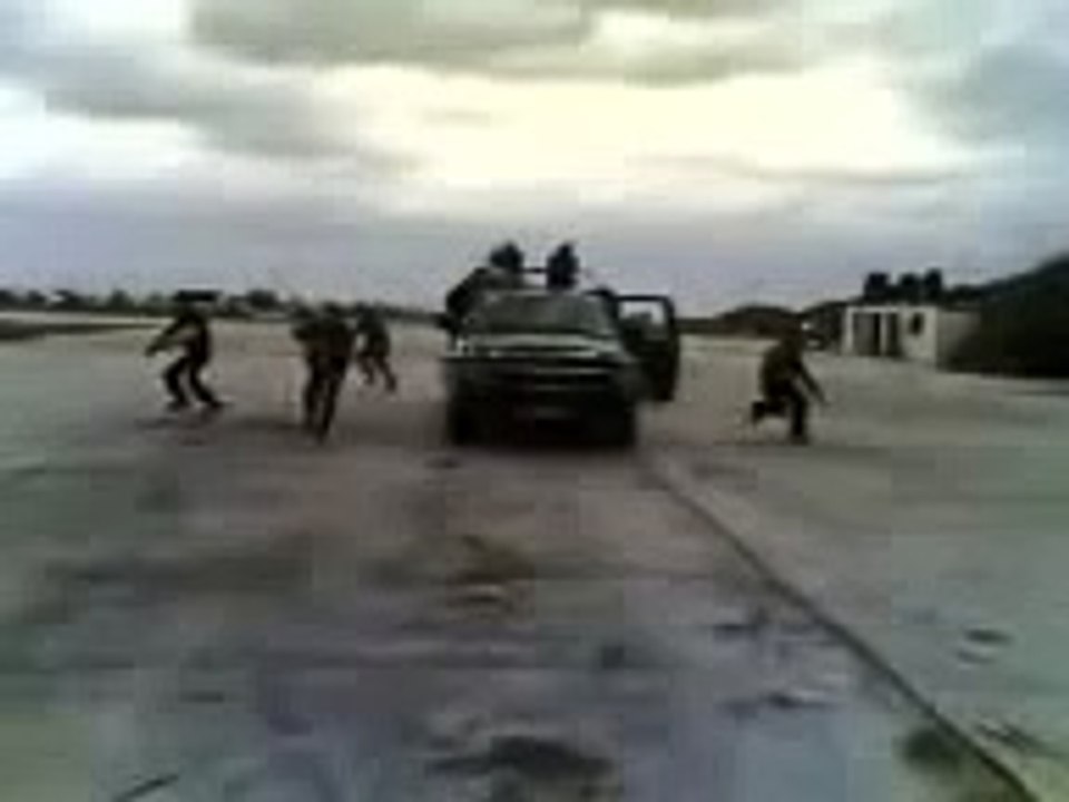 انقلاب سيارة عسكرية تقل عناصر من القوة التنفيذية الفاشية