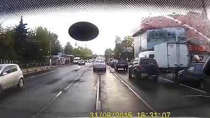 Чуть не убил ребенка. Мать чудом спасла, из под колес.