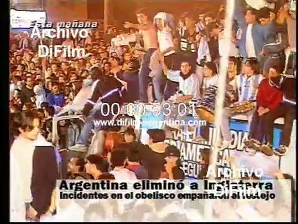 DiFilm - Argentina elimina a Inglaterra incidentes en el Obelisco (1998)