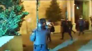 La policía lanza a dos chicas contra un coche en Valencia  20 Febrero 2012 #primaveravalenciana