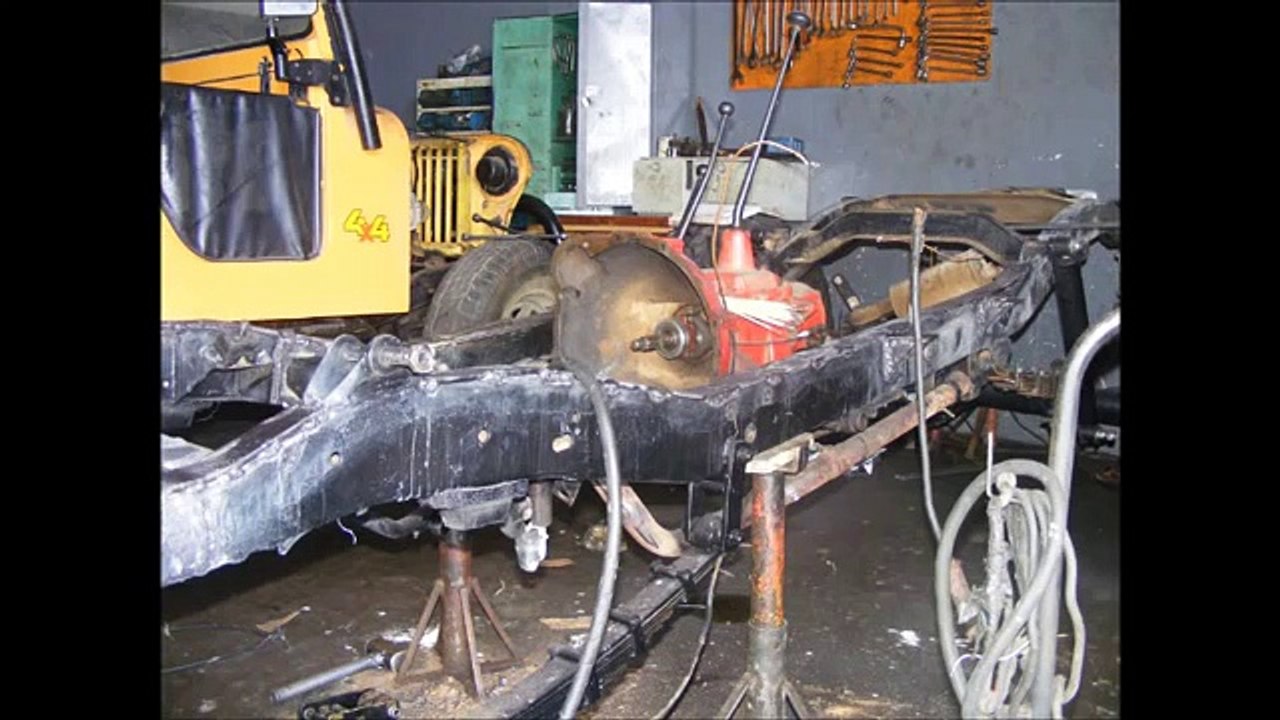 TRILHA RESTAURAÇÃO E  REFORMA DO CHASSIS COM PINTURA JEEP WILLYS 1969 PISCETTA.wmv