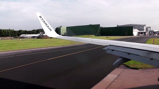 Ryanair EI-EFJ Morning landing at Manchester Airport