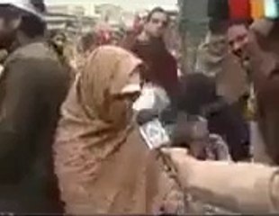 A Woman is Blasting on Nawaz Sharif Gov