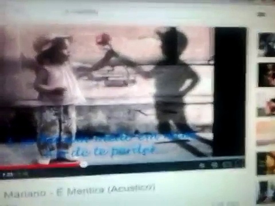 Menino canta musica romantica