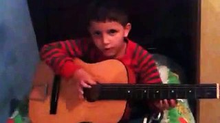 Arthur cantando música de Cristiano Araújo