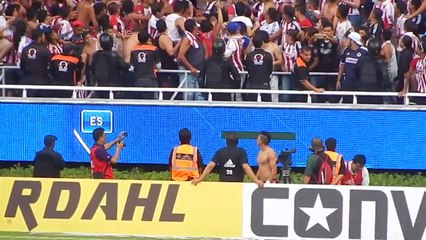 Carlos Salcedo regalando su camisa a la hinchada de Chivas