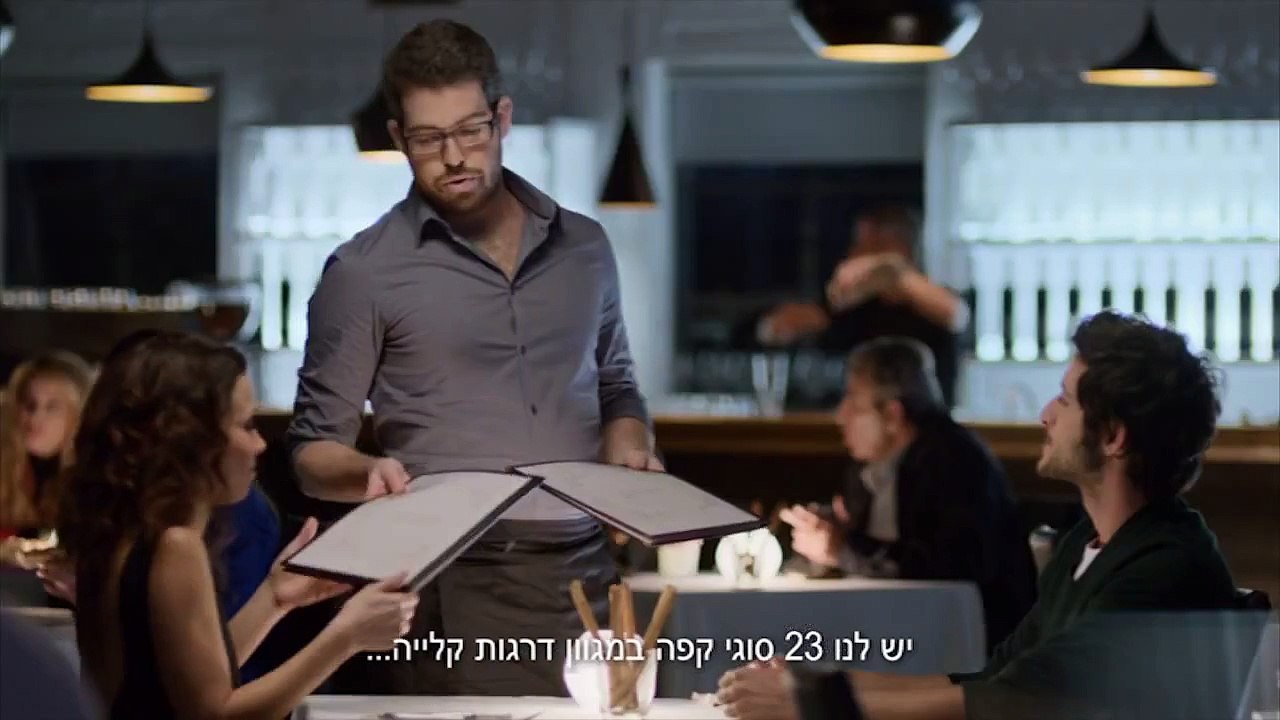 אישה ששותה קפה טורקי זה בדיוק מה שאתה צריך