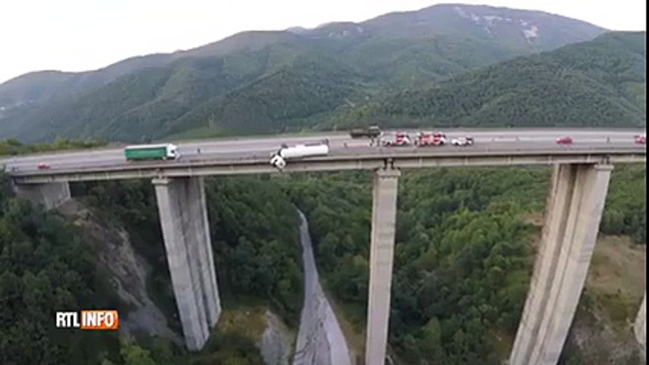 Un camion suspendu dans le vide à 128 mètres de hauteur