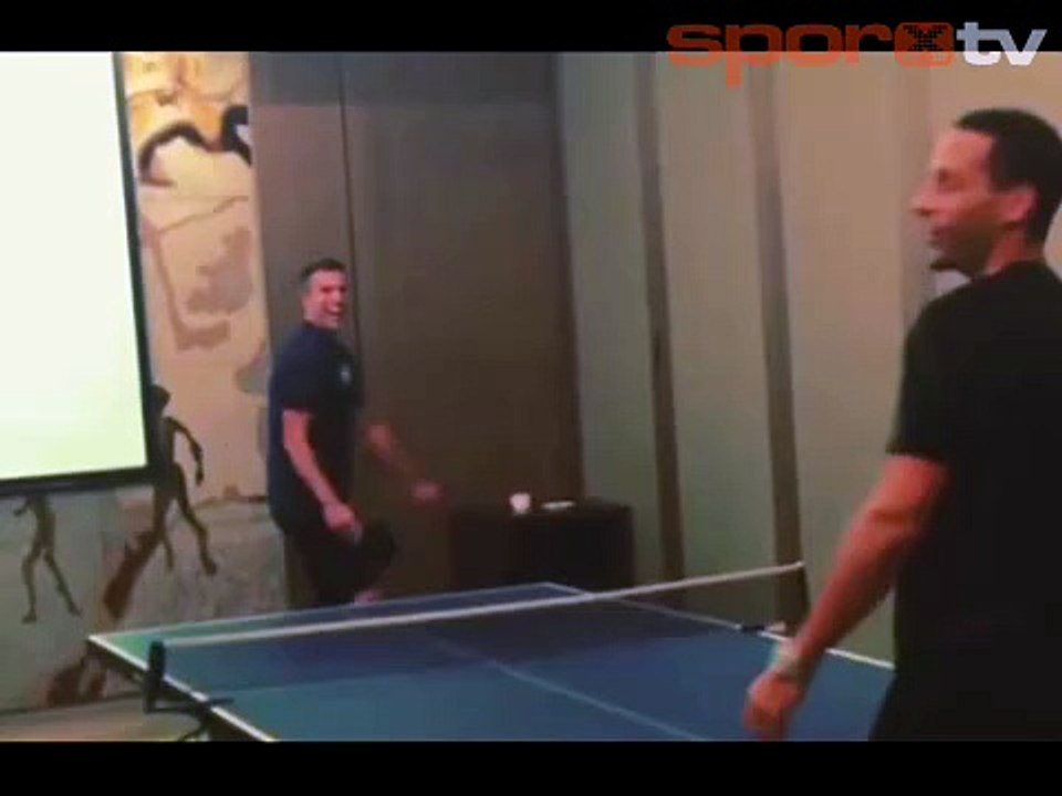 Rio Ferdinand ve Robin van Persie'nin ilginç tenis maçı!