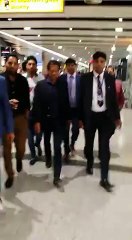 People shouting "Khawaja ko nahin chorna" When Imran Khan Walks In London Airport