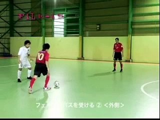 フェイクを入れて1対1の局面を打開する！実践で使えるコンビネーションプレー スキルアップのためのベーシックトレーニング