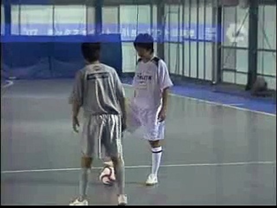 【サッカー/フットサル】キックフェイント→引き→アウト股抜き
