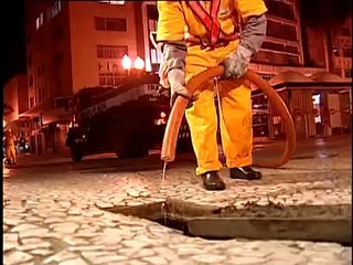 Veja como bactérias combatem o mau cheiro de bueiros