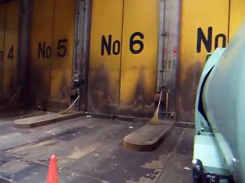 ゴミ収集車が焼却場にゴミを捨てるところ（堺クリーンセンター東工場）