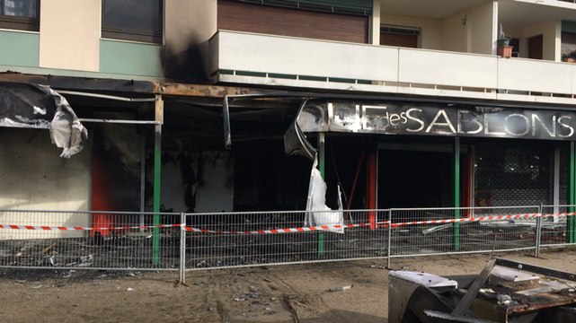 La voiture bélier détruit le magasin d'optique