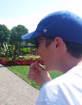 Glasses Allow Fiance to See Colorful Flowers for the First Time