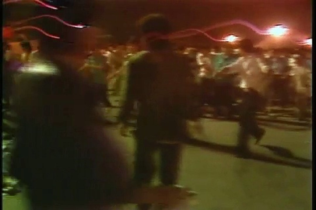 1989 学生领袖讨论共匪六四屠杀 Chinese soldiers killing students on Tiananmen Square 1989