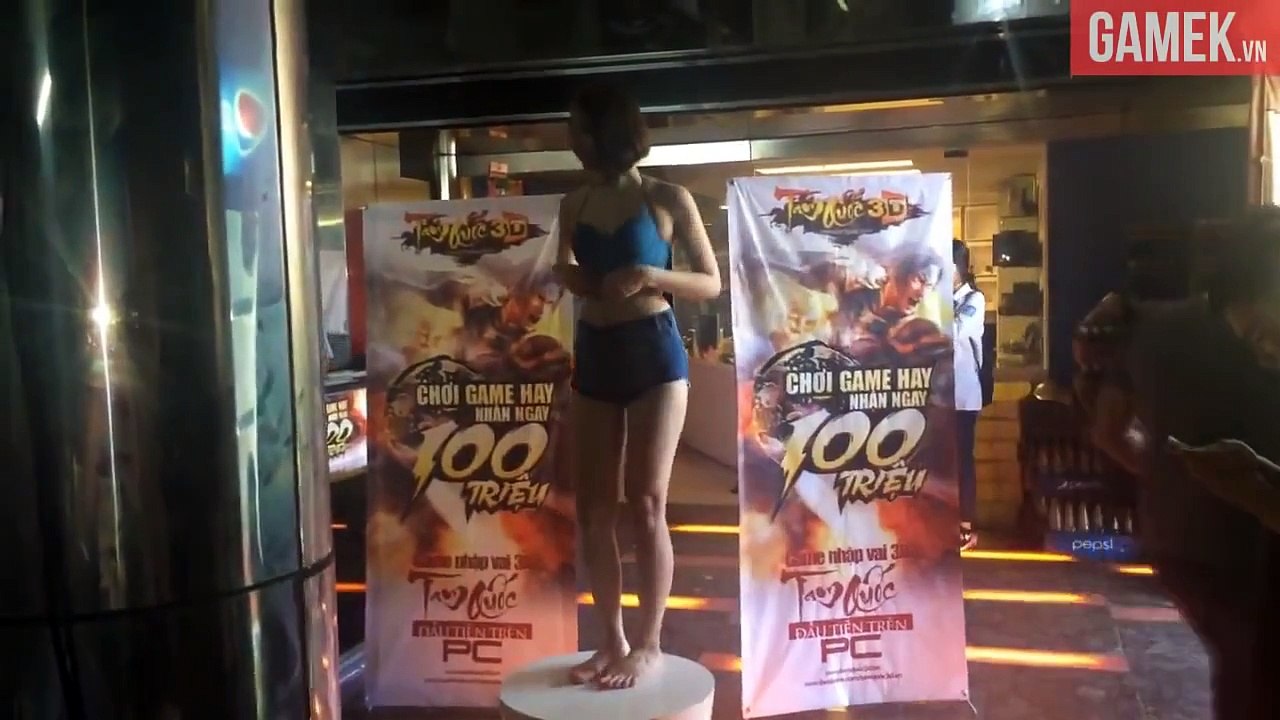 Hot girl cởi đồ tại quán game nổi tiếng Hà Thành
