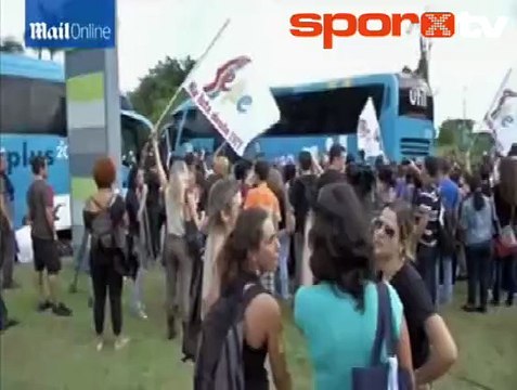 Brezilya'da şok! Öğretmenler Milli Takım otobüsüne saldırdı!