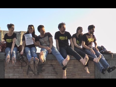 Video Napoli - Migranti, la marcia delle donne e degli uomini scalzi (12.09.15)