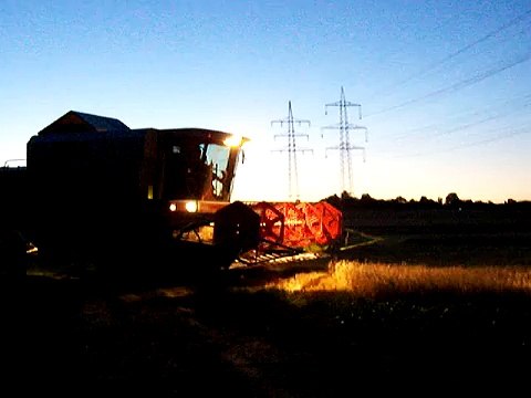 Claas DO 204 Mega bei Nacht