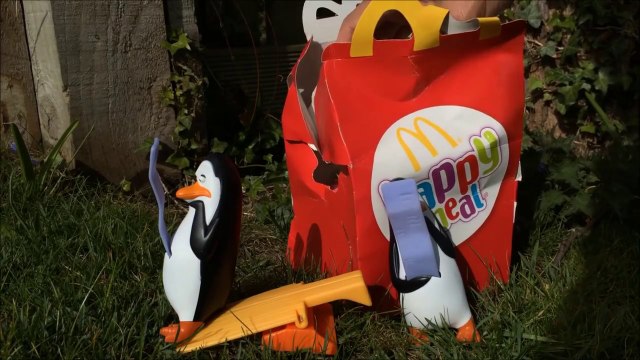 Mac Donald's Happy meal penguins of madagascar toys pinguinos Pingouins Pingwiny toy kids videos