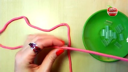 Elle réussit à faire un bracelet génial en coupant une paille de plastique