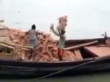 Vídeo de um cara carregando tijolos no barco, empilhando na cabeça [Full Episode]