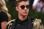 Justin Bieber snaps at female fans, refuses to get clicked