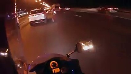 Ce motard a failli se faire écraser par un camion !