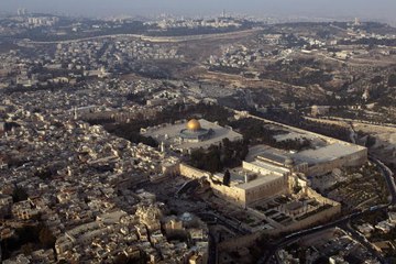 Police, Palestinian protesters clash on Temple Mount