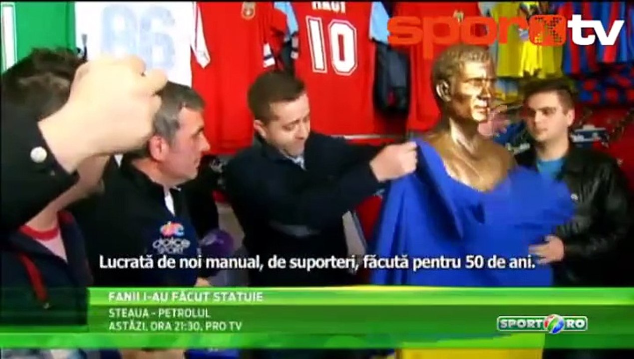Hagi'nin heykeli dikildi!
